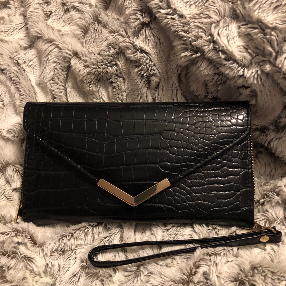 Under One Sky black wristlet wallet